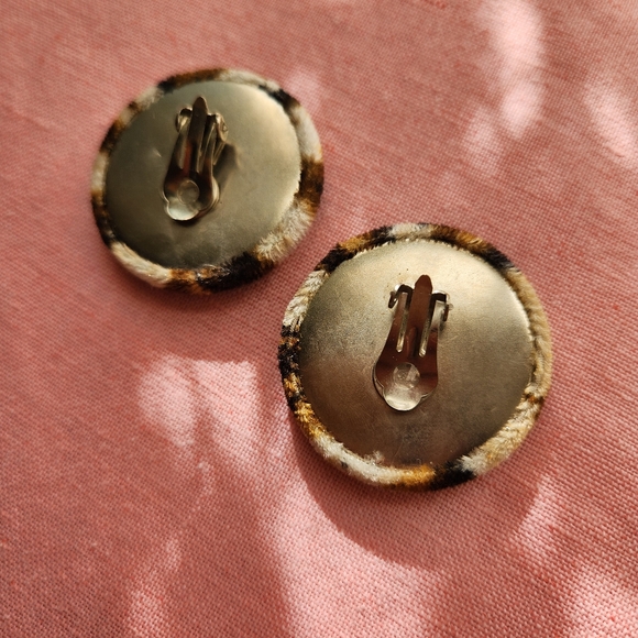 Leopard Print Vintage Clip On Earrings - Picture 2 of 5